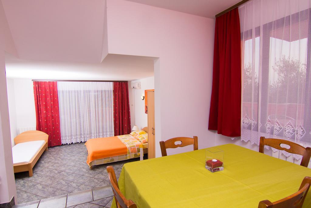 Apartmani Zuzic Krk Town Pokoj fotografie